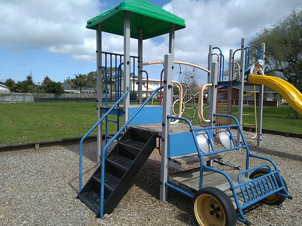Photo of Browns Ave Playground by OlayaN